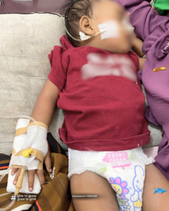 anak perempuan 2 tahun tertidur kasur RS dengan tangan kanan di infus
