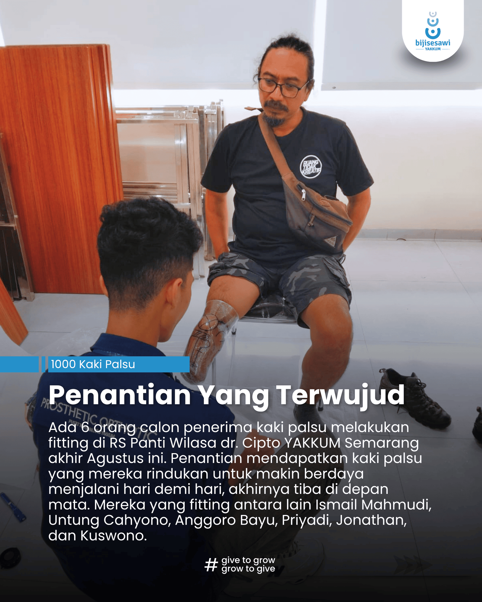 Untung Cahyono sedang duduk di kursi berhadapan dengan Nuel untuk melakukan fitting bagian kaki