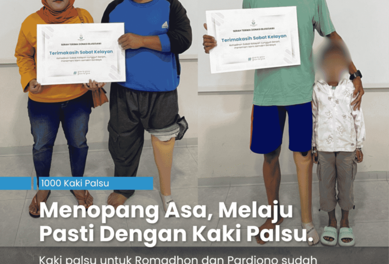 Gambar dua orang laki-laki penerima bantuan kaki palsu dari Bijisesawi YAKKUM yang berfoto bersama keluarga masing-masing.