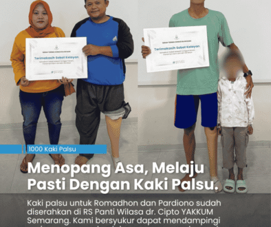 Gambar dua orang laki-laki penerima bantuan kaki palsu dari Bijisesawi YAKKUM yang berfoto bersama keluarga masing-masing.