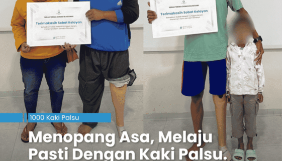 Gambar dua orang laki-laki penerima bantuan kaki palsu dari Bijisesawi YAKKUM yang berfoto bersama keluarga masing-masing.