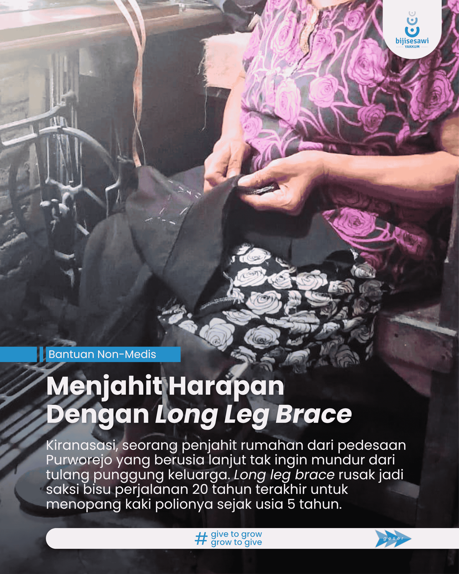 Penjahit perempuan yang sudah tua sedang duduk di kursi yang berada di depan mesih jahit manual sambil memegang celana untuk dijahit
