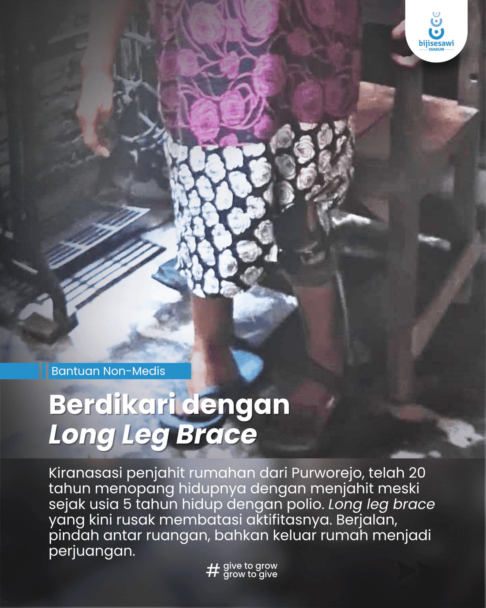 Penjahit perempuan yang sudah tua sedang berdiri di depan mesih jahit manual sambil berpegangan sandaran kursi dengan tangan kiri karena log leg brace yang menopang kakinya sudah rusak dan ingin diganti dengan cara galang dana Bijisesawi.